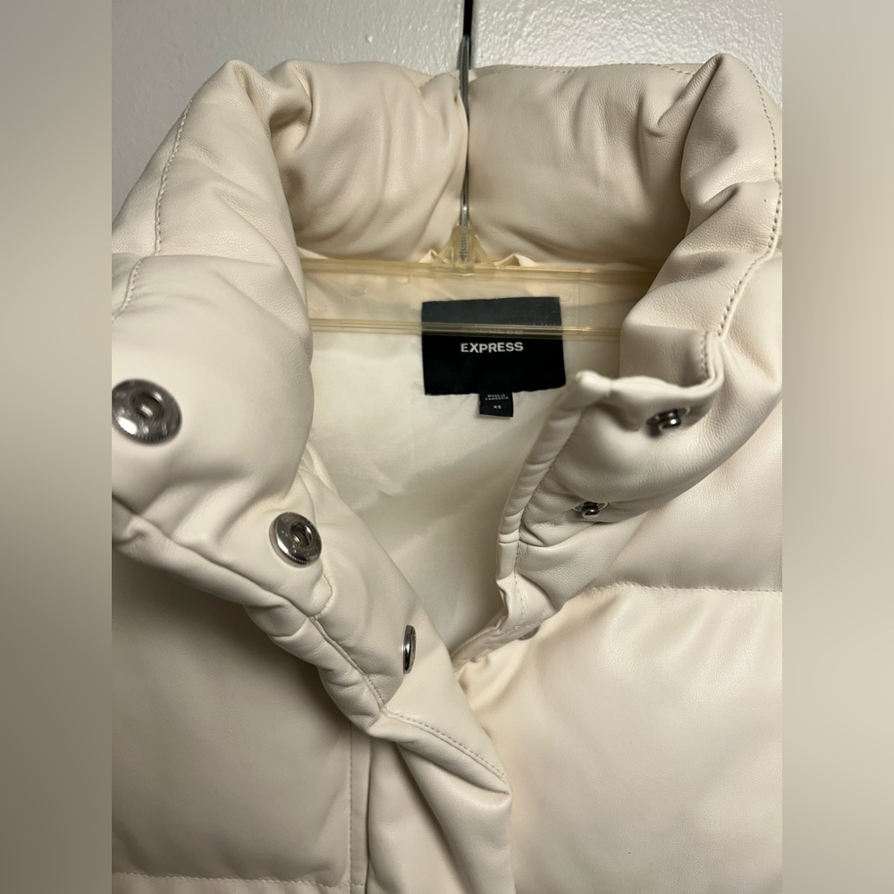 Express Faux Leather Cropped Vest - Picture 4 of 4